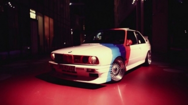 Klasikinėmis "karo" spalvomis pasipuošęs BMW E30