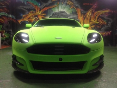Latviškas žalias Aston Martin